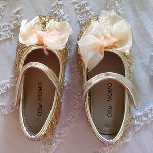 Otter Momo toddler size 5 Holiday gold sequin shoes